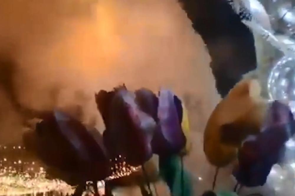 GORELA JELKA NA CENTRALNOM TRGU U KIJEVU: Probali da upale lampice, drvo planulo posle počasne paljbe! (VIDEO)