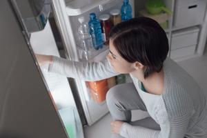 NIJE VAM PALO NA PAMET: Domaćica otkrila kako da vam više hrane stane u frižider tokom praznika! GENIJALAN TRIK (FOTO)
