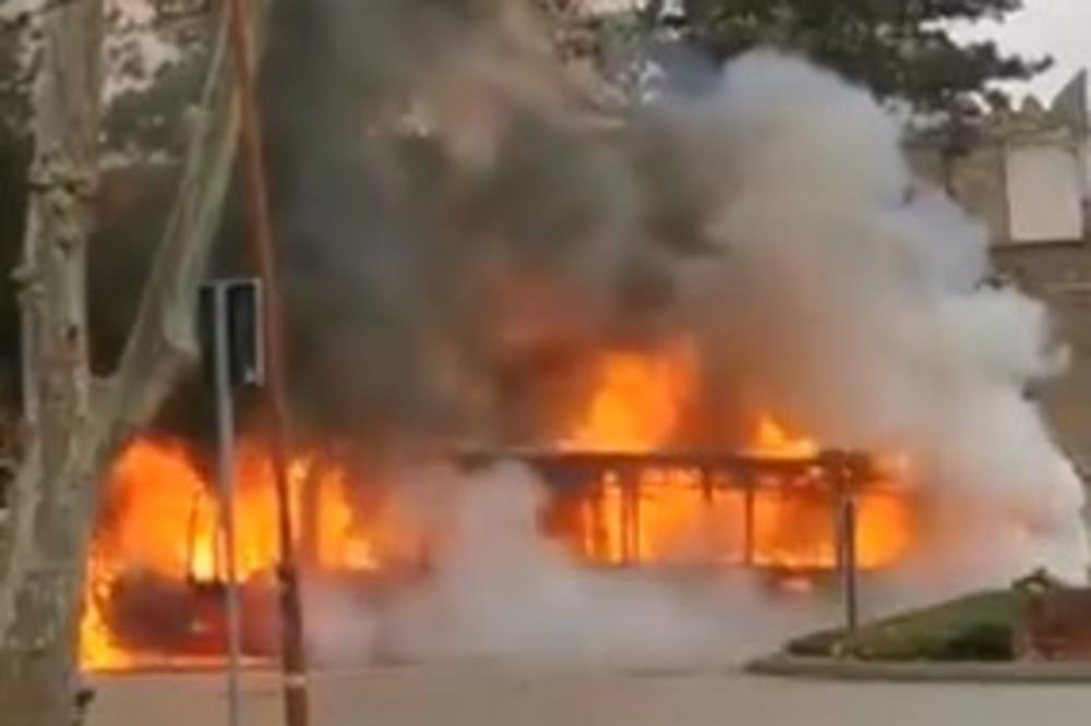 AUTOBUS BUKTINJA U CENTRU NIŠA: Prvo se čula jaka eksplozija pa je planuo, izgoreo ceo, ništa nije ostalo (VIDEO)