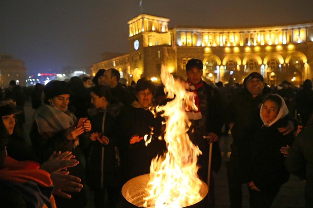 ŠATORI I DŽINOVSKA ZASTAVA PRED VLADOM U JEREVANU: Jermeni se ne mire sa gubicima u Nagorno-Karabahu! Protest opozicije!