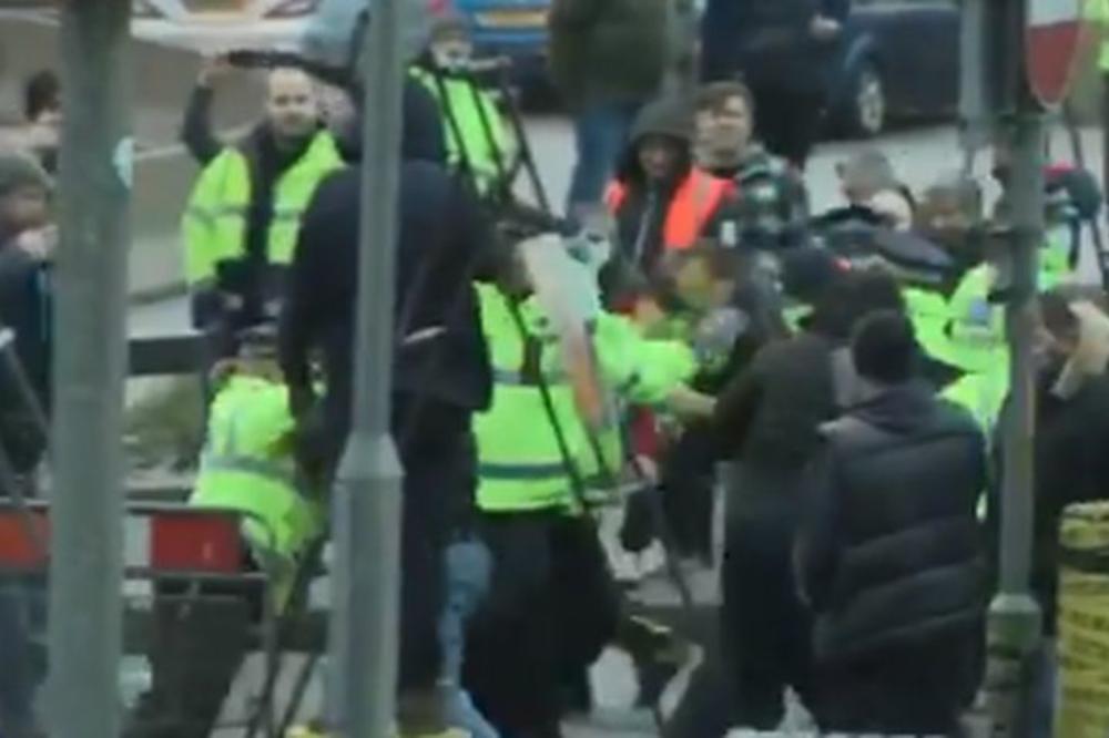 HAOS NA GRANICI: Oko 10.000 kamiondžija čeka da uđe u Francusku iz Velike Britanije, sukobili se sa policijom (VIDEO)