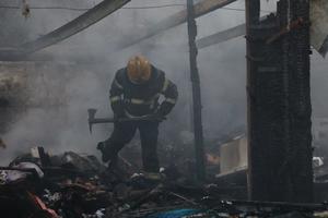 KRUŠEVLJANINU IZGORELA CELA KUĆA: 5 vatrogasaca se borilo sa buktinjom, ON ZAVRŠIO U BOLNICI