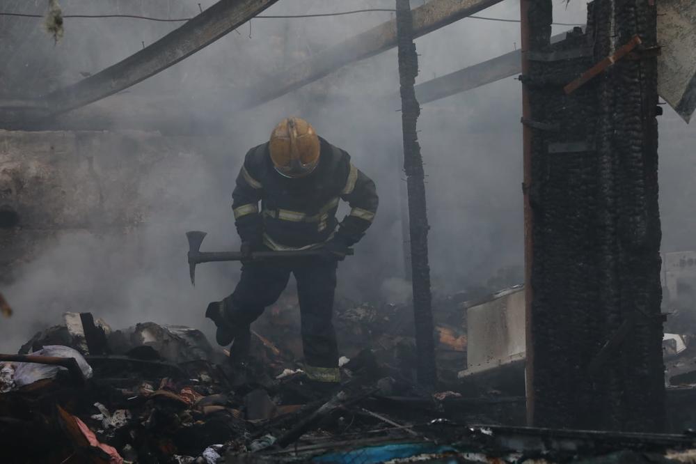 POŽAR U PRIZRENU, GORI KUĆA: Vatra progutala krov, u Južnoj Mitrovici buknuo kamp, povređeno 6 migranata