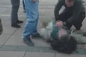 TRAGEDIJA U CENTRU BEOGRADA: Radnik turističke agencije se srušio nasred ulice, preminuo na licu mesta (UZNEMIRUJUĆI FOTO)