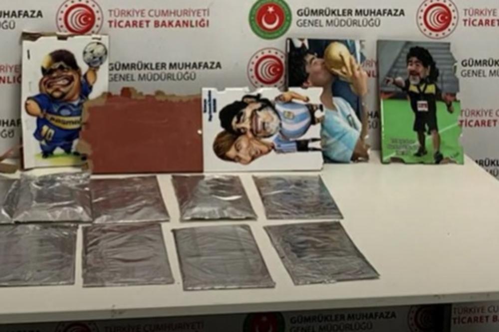 PROVALJEN ŠTEK: Hrvat (72) skrivao 2,5 kg KOKAINA u karikaturama čuvenog MARADONE! Turski carinici u šoku! (VIDEO)
