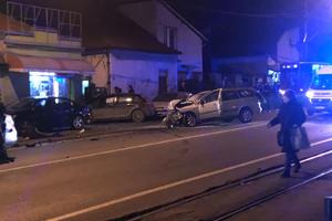NESREĆA U BULEVARU: Izgubio kontrolu nad vozilom pa udario u drugi auto, povređena oba vozača