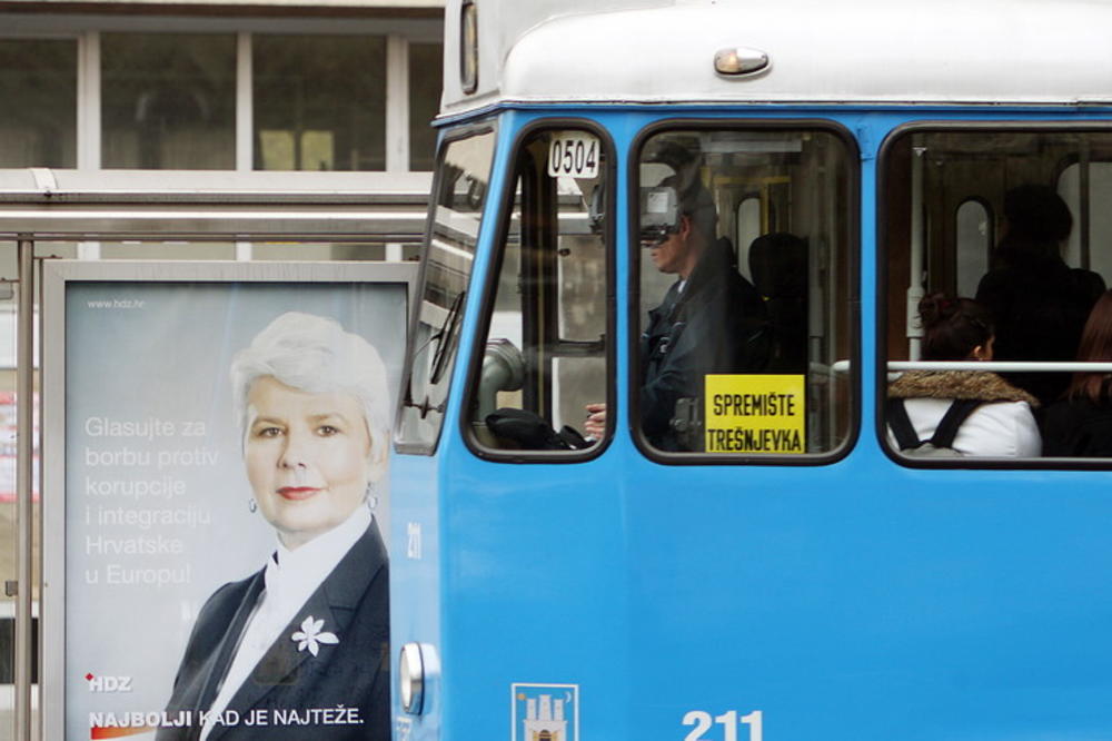 DRAMA U ZAGREBU: Žena (79) prelazila na crveno pa je udario tramvaj, kad je vozačica izašla da pomogne, muškarac je PRETUKAO