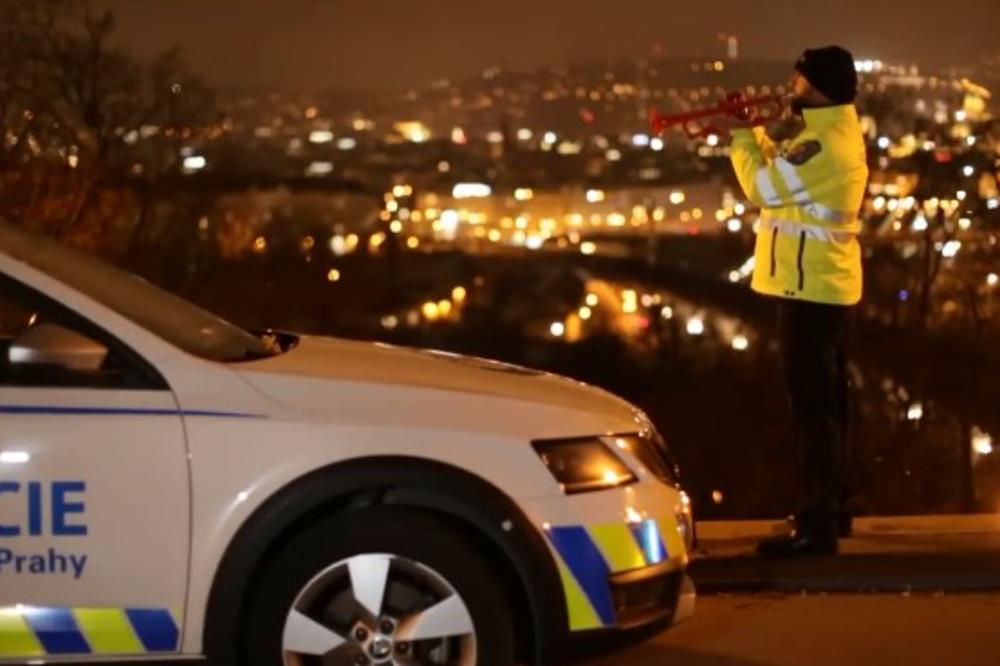 NEOBIČNA ČESTITKA GRAĐANIMA PRAGA: Češki policajci se prihvatili instrumenata, evo kako je to izgledalo (VIDEO)