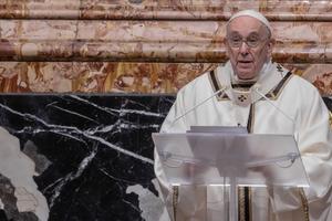 DORUČKOVAO, ČITAO NOVINE I PROŠETAO: Papa Franja se uspešno oporavlja nakon operacije