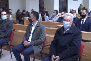 KRIVOKAPIĆ PRISUSTVOVAO BOŽIĆNOJ MISI U BARU: Stigao u ponoć u društvu ministra pravde, građani im poželeli dobrodošlicu (VIDEO)