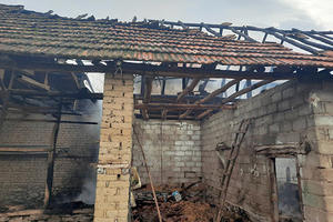 NOVI NAPAD NA SRBE NA KIM: U selu Mogila Jovanovićima obijena kuća i zapaljen objekat FOTO