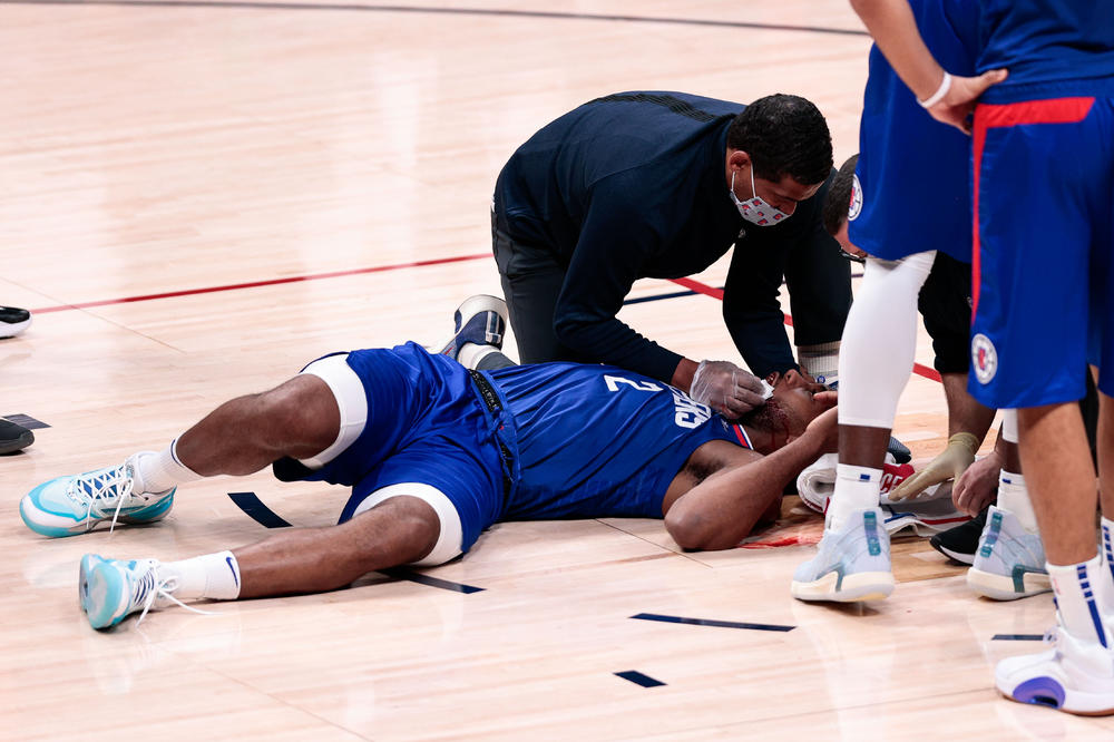 DRAMATIČNA SCENA U NBA: Lenard U LOKVI KRVI ležao na parketu, lekari odmah utrčali na teren! JEZIVO! (VIDEO)