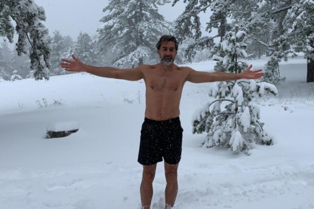 AKO JE ZIMA NIJE LAV: Nenad Zimonjić po snegu trči go i bos FOTO