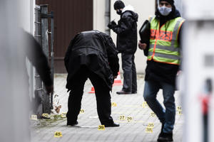 UŽAS U BERLINU: Muškarac detonirao bombu u ulazu zgrade, posle detonacije pritrčao i nožem ranio troje