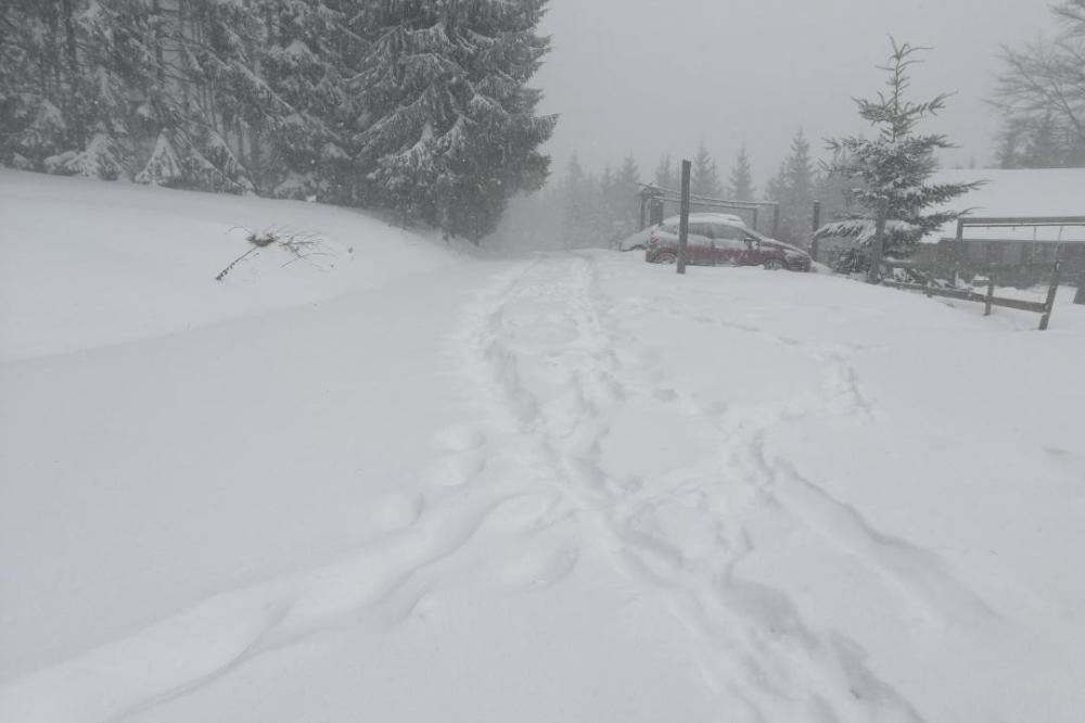 KA PEŠTERU POSLATO 15 MAŠINA ZA ČIŠĆENJE SNEGA: Napadalo i do 30 centimetara snega, havarija i u požeškom kraju