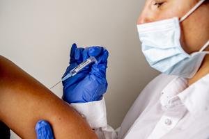 U EU POČELA VAKCINACIJA PROTIV KORONE: Pored lekara i starijih, vakcinu primaju i političari da bi uverili javnost da je bezbedna