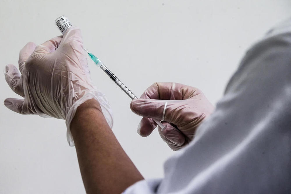NEVIĐENA GREŠKA LEKARA U NEMAČKOJ: Ubrizgali petostruku dozu vakcine negovateljima! Polovina ima simptome gripa!
