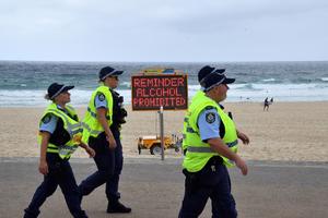 BRITANSKIM TURISTIMA ZAPREĆENO DEPORTACIJOM IZ AUSTRALIJE: Kršili mere, prisustvovali žurki na plaži u Sidneju na Božić