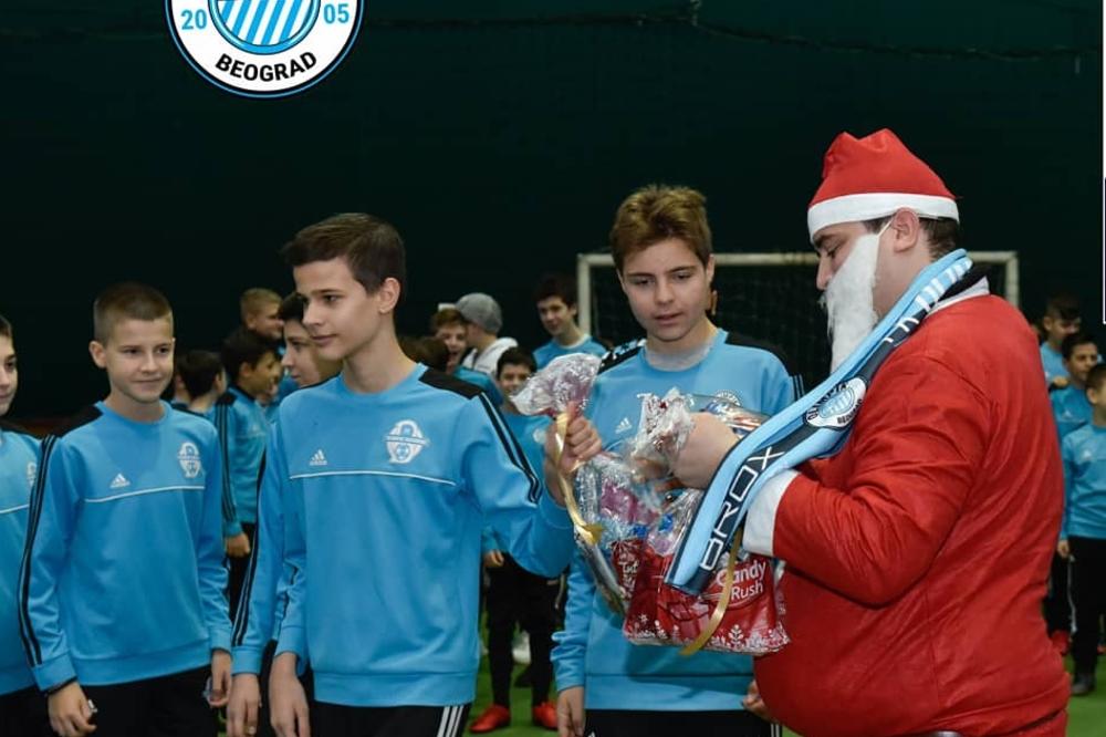 KLINCE OLIMPIKA OBRADOVAO DEDA MRAZ: Stigli pokloni za mlade fudbalere! VIDEO