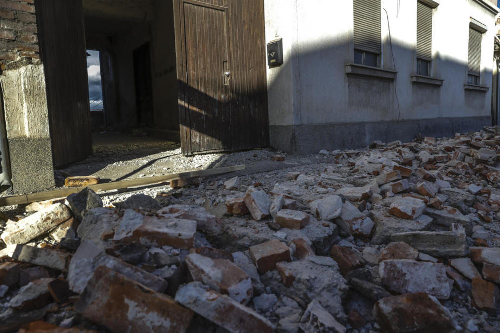 BROJ ŽRTAVA U HRVATSKOJ RASTE: 7 mrtvih, na desetine povređenih, srušene mnoge kuće!