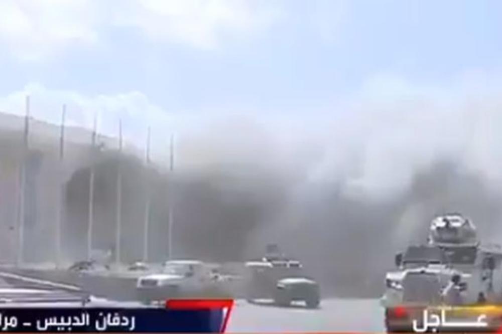 SNAŽNA EKSPLOZIJA ODJEKNULA NA AERODROMU U JEMENU: Drama u trenutku sletanja vladinog aviona! Ima poginulih i ranjenih (VIDEO)