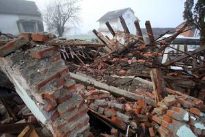 UMESTO IZGRADNJE INFRASTRUKTURE DIZALI SPOMENIK TUĐMANU: Gradove na Baniji je razorni zemljotres samo dokrajčio! (VIDEO)