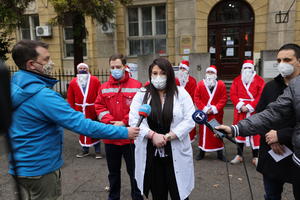 100 CarGo Batlera u odelu Deda Mraza doniralo 1.000 obroka medicinarima
