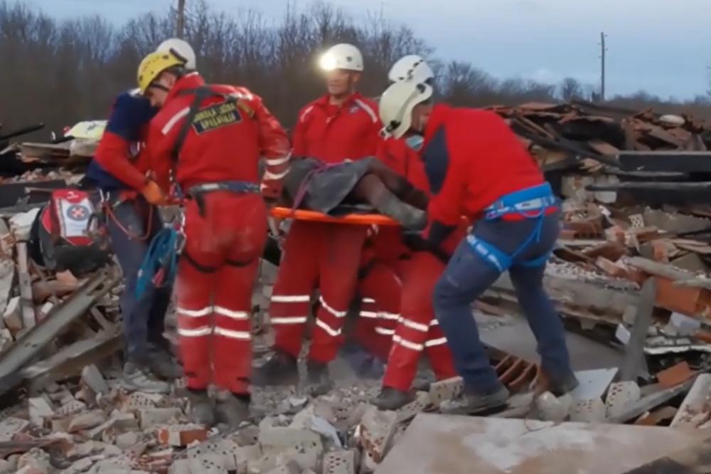 IZVUKLI STARICU IZ RUŠEVINA! SATIMA BILA ZAROBLJENA KADA SE KUĆA OBRUŠILA NA NJU: Potresan snimak iz Majskih Poljana (VIDEO)