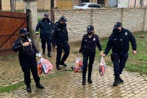 HUMANOST NA DELU: Policajci iz Vrbasa obradovali mališane! Lukićima u dom uneli novogodišnju čaroliju (FOTO)
