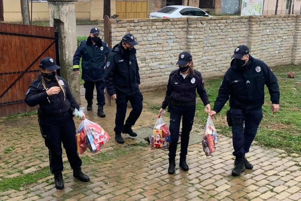 HUMANOST NA DELU: Policajci iz Vrbasa obradovali mališane! Lukićima u dom uneli novogodišnju čaroliju (FOTO)