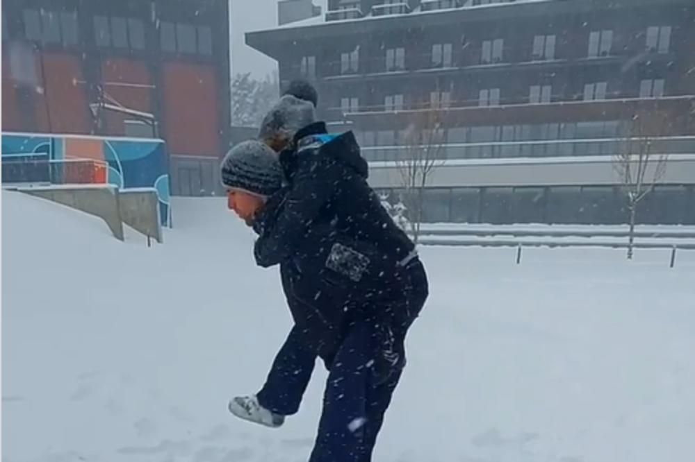 NOLE I JELENA BAŠ UŽIVAJU! Đokovići se prepustili čarima snega i na srpskoj planini se igraju KAO MALA DECA! VIDEO
