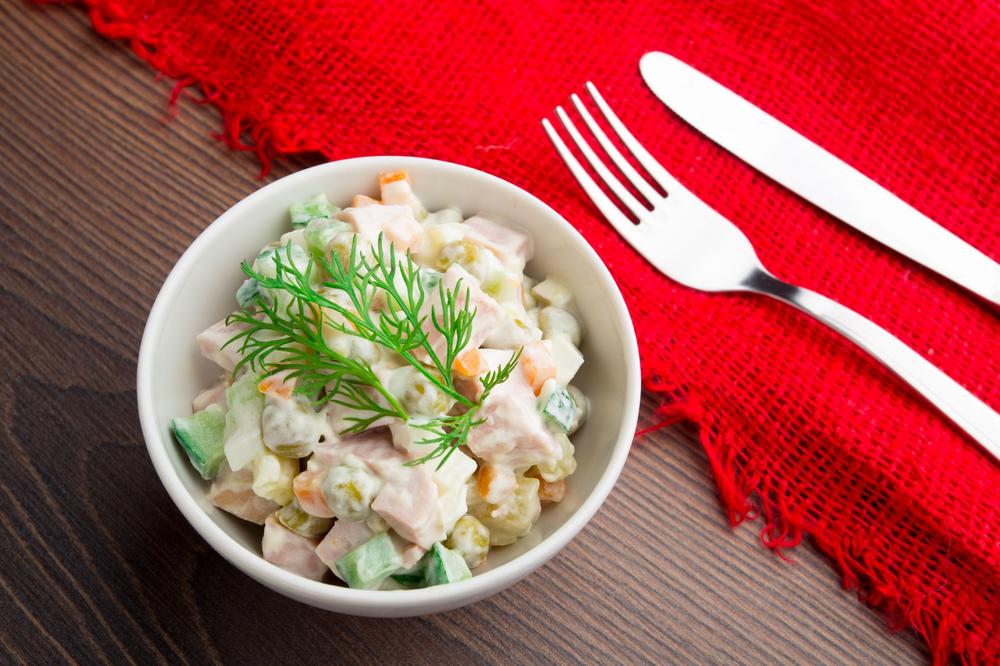 BEZ OVOG JELA SE NE MOŽE ZAMISLITI PRAZNIČNA TRPEZA: Svi je OBOŽAVATE, ali da li znate recept za malo DRUGAČIJU rusku salatu?