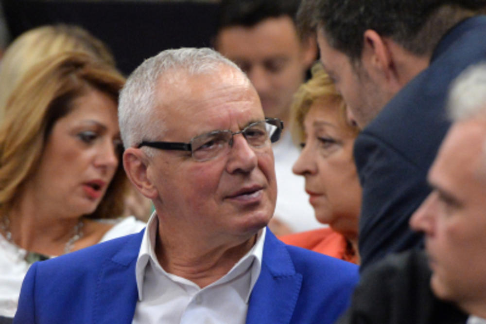 DA LI JE MOGUĆE BITI VEĆI BEDNIK? Ivan Ivanović optuživao Vučića da je ukrao vakcine, a otac predsednika bori se za život