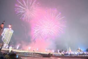DOČEK ŠIROM SVETA U JEKU PANDEMIJE: Nova godina stigla u Evropu, Moskva i Atina proslavile uz veliki vatromet (VIDEO)
