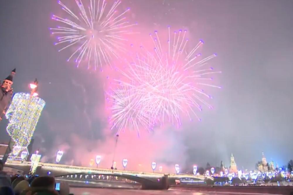 DOČEK ŠIROM SVETA U JEKU PANDEMIJE: Nova godina stigla u Evropu, Moskva i Atina proslavile uz veliki vatromet (VIDEO)