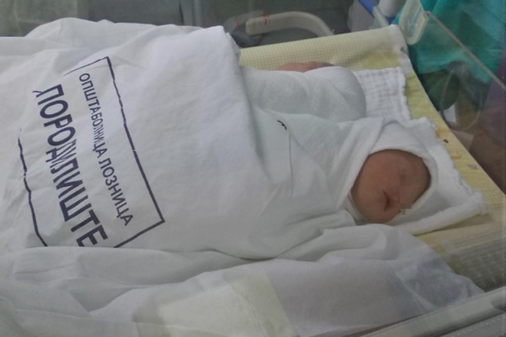 PRVO PA MUŠKO: Na prvu novogodišnju bebu u Loznici se malo PRIČEKALO