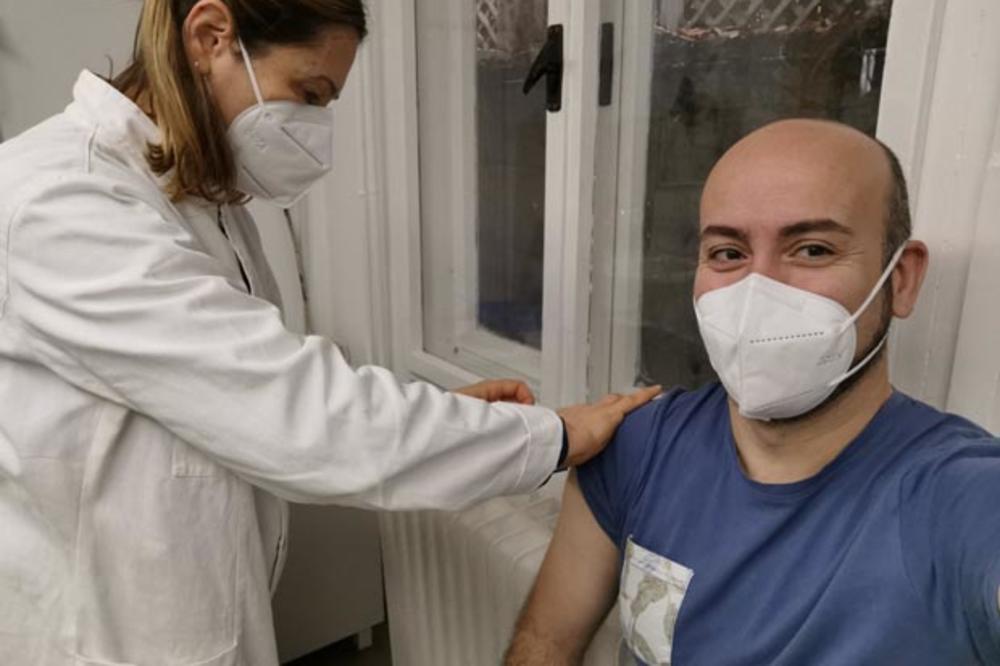 POČELA VAKCINACIJA ZDRAVSTVENIH RADNIKA: Fajzerovu vakcinu od jutros primaju doktori i sestre KBC "Dragiša Mišović" (FOTO)