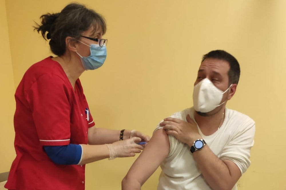 SPARTANCI IZ CRVENE ZONE KC NIŠ PRIMILI VAKCINE: Lekari i sestre u redu za cepivo!