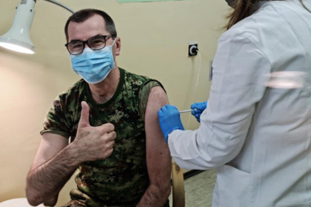 KOMANDANT IVO PRVI PODVRNUO RUKAV: Počela vakcinacija u vojnoj kovid bolnici na Karaburmi (FOTO)