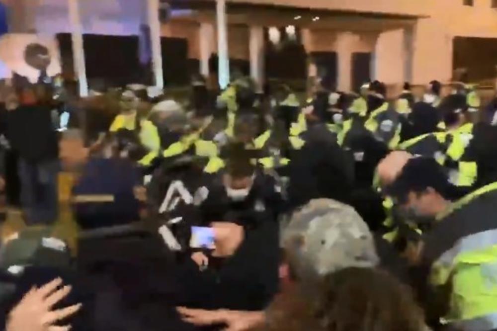 HAOS U VAŠINGTONU UOČI ZASEDANJA KONGRESA: Trampove pristalice se žestoko sukobljavaju sa policijom! (VIDEO)