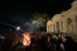 VELIČANSTVENO BADNJE VEČE U GRAČANICI: Vernici zajedno sa sveštenstvom manastira, nakon službe u crkvi, založili su svoje Badnjake