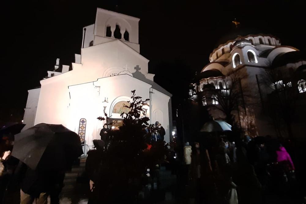 NAJVEĆI HRIŠĆANSKI PRAZNIK: Božićna liturgija u Hramu Svetog Save počela u ponoć (FOTO, VIDEO)