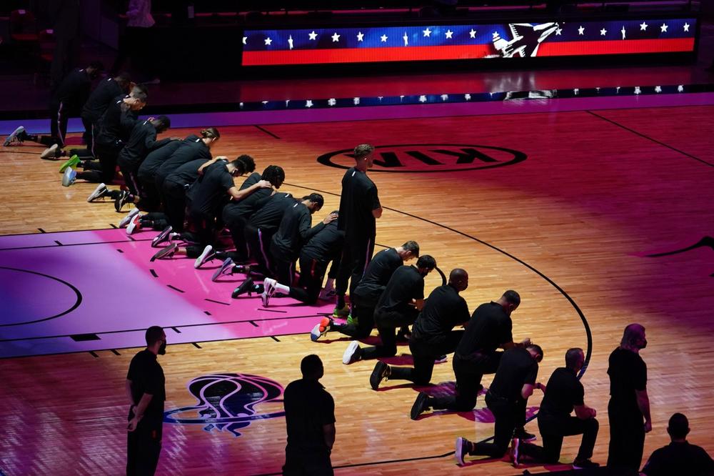 SCENA O KOJOJ BRUJI CELA AMERIKA NBA as odbio da klekne tokom intoniranja himne i RAZBESNEO MILIONE! Evo šta je poručio nakon meča