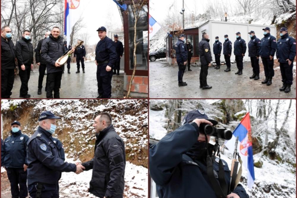 MINISTAR VULIN OTKRIO GDE PROVODI BOŽIĆ: Pogledajte šta je od policajaca dobio na poklon! (FOTO)