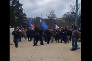 AMERIKANCI BESNI ZBOG OVOG SNIMKA: Policija otvorila barikade i pustila demonstrante da dođu do Kapitola! (VIDEO)