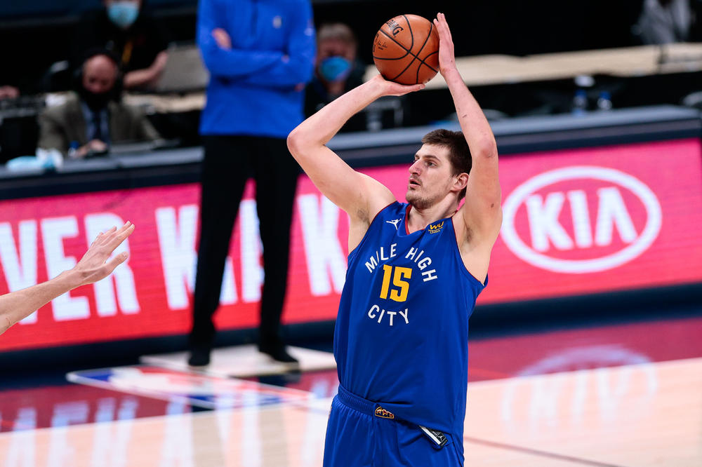 SAD SVI HOĆE SA NJIM NA BASKET: 10 godina od čuvenog statusa Nikola Jokić je postao simbol košarke i NBA VIDEO