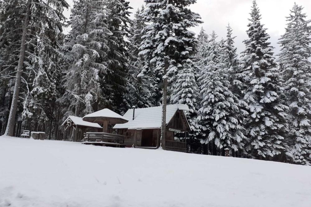 ZIMSKA IDILA U NOVOJ VAROŠI: Sneg ne prestaje da pada, putevi uglavnom prohodni FOTO