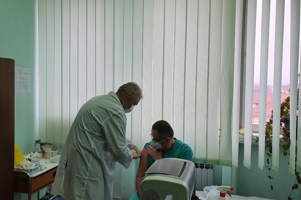 MEDICINARI PODVRĆU RUKAV: Fajzerova vakcina stigla i u Vranje (FOTO)