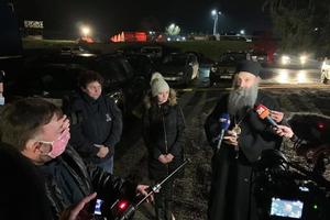 MITROPOLIT PORFIRIJE DOČEKAO U PETRINJI POMOĆ IZ SRBIJE: Stigle montažne kuće za porodice bez krova nad glavom! (FOTO)