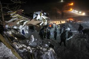 DRAMATIČNI PRIZORI IZ RUSIJE: Lavina u ski-centru kod Noriljska! Troje poginulih, među njima i dete, zatrpano nekoliko kuća VIDEO